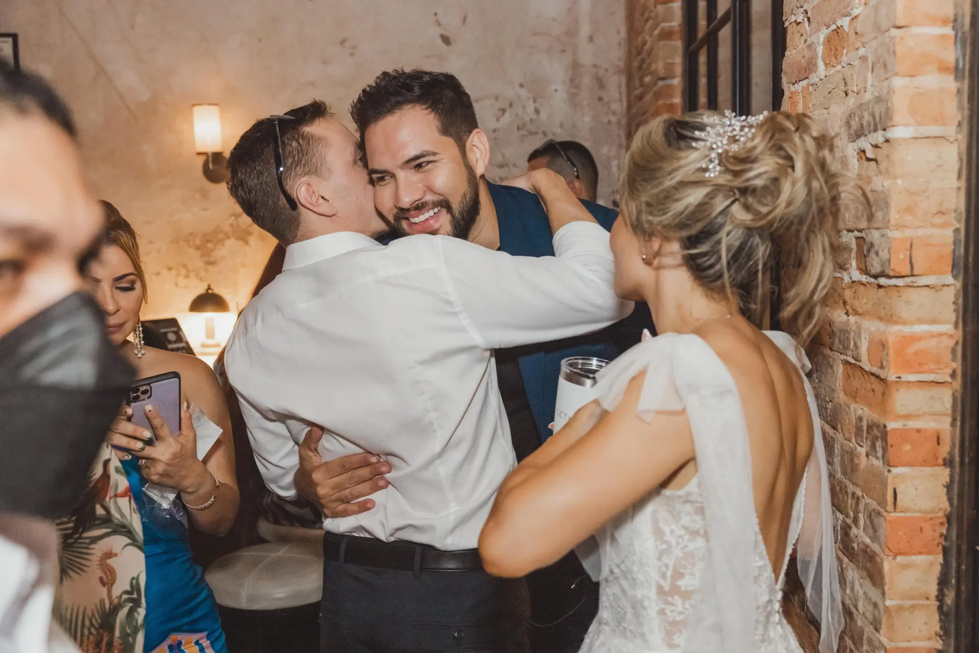 Elegante decoración de evento con detalles florales y ambiente sofisticado