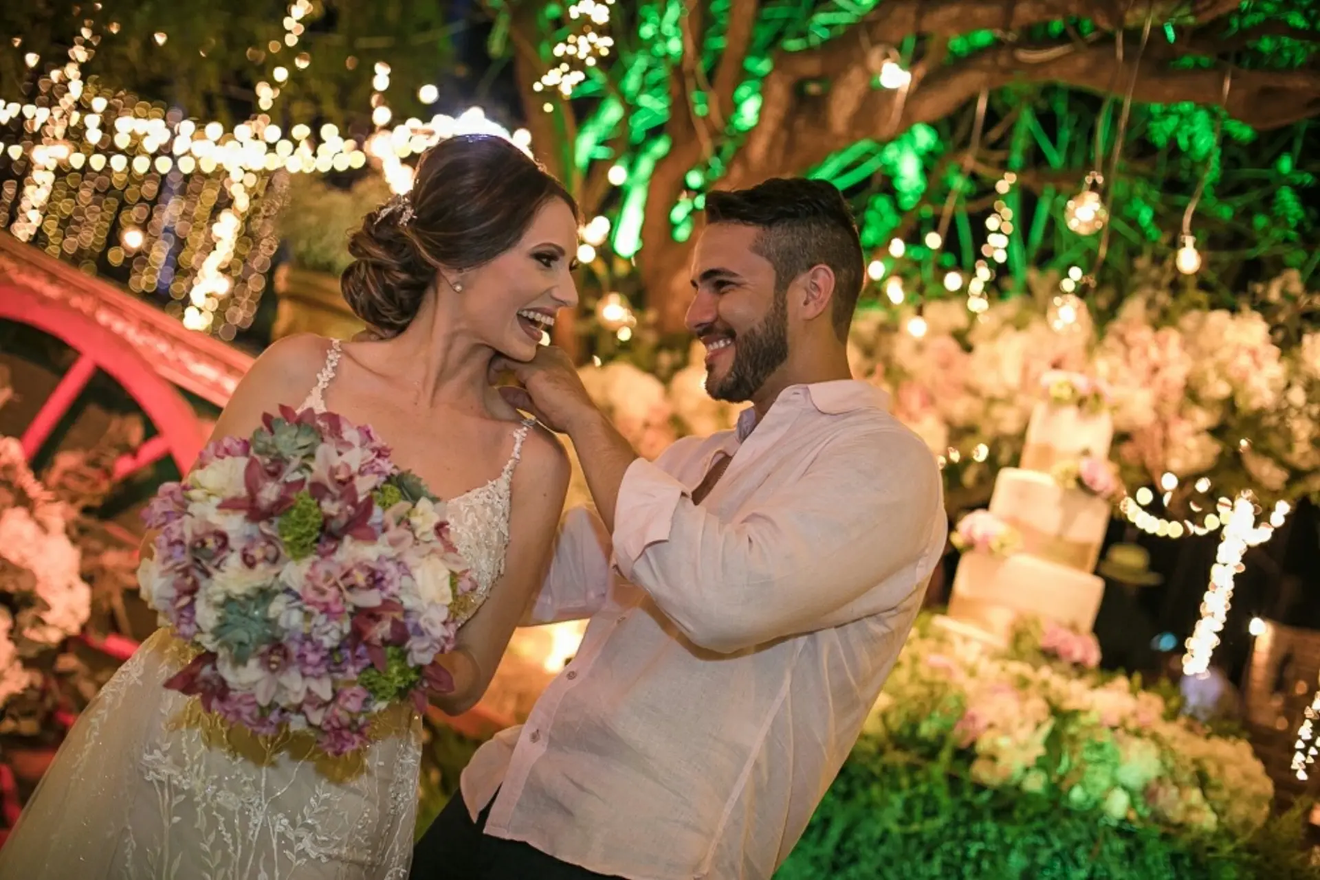 Elegante decoración de evento con detalles florales y ambiente sofisticado