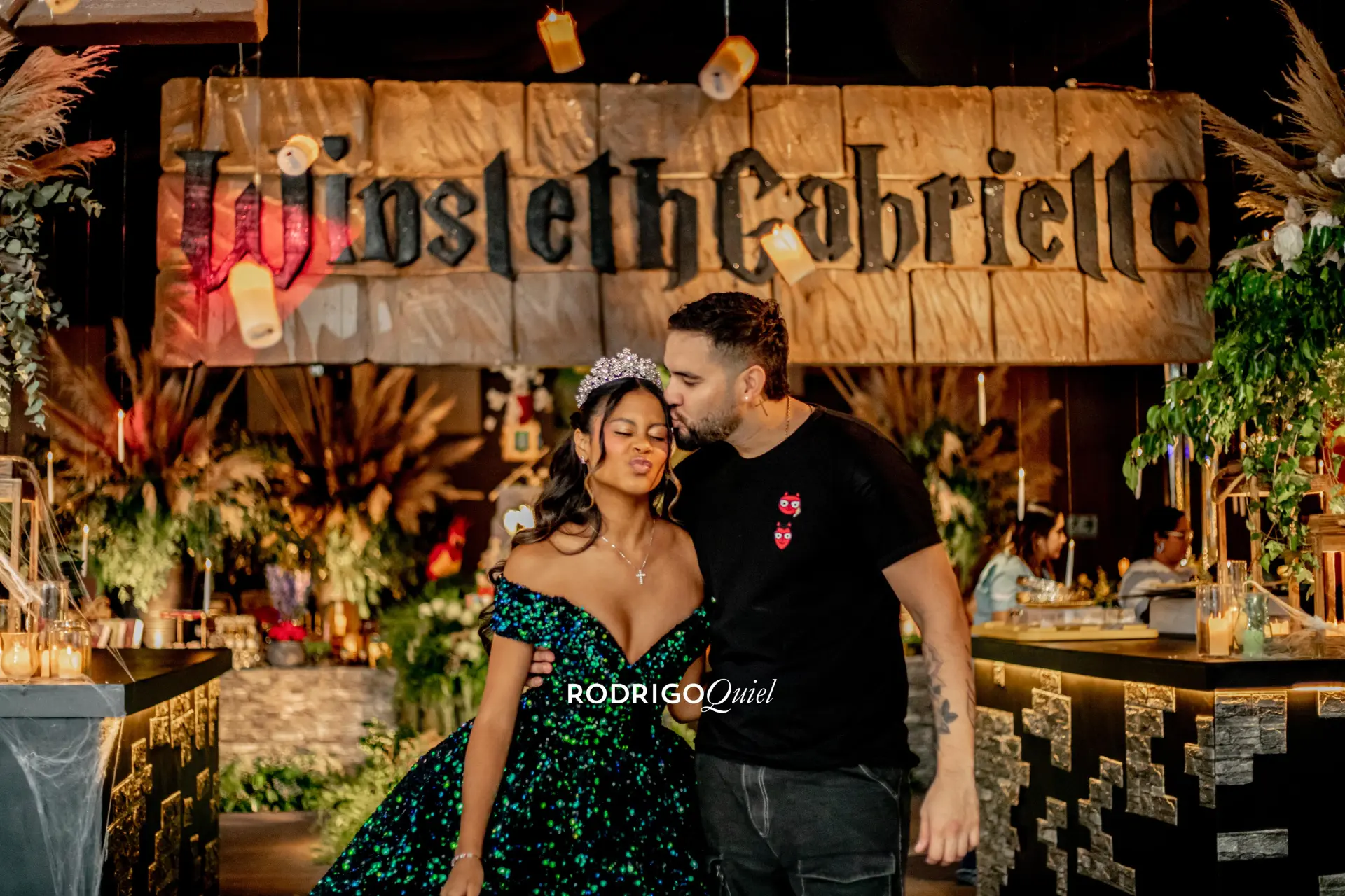 Elegante decoración de evento con detalles florales y ambiente sofisticado