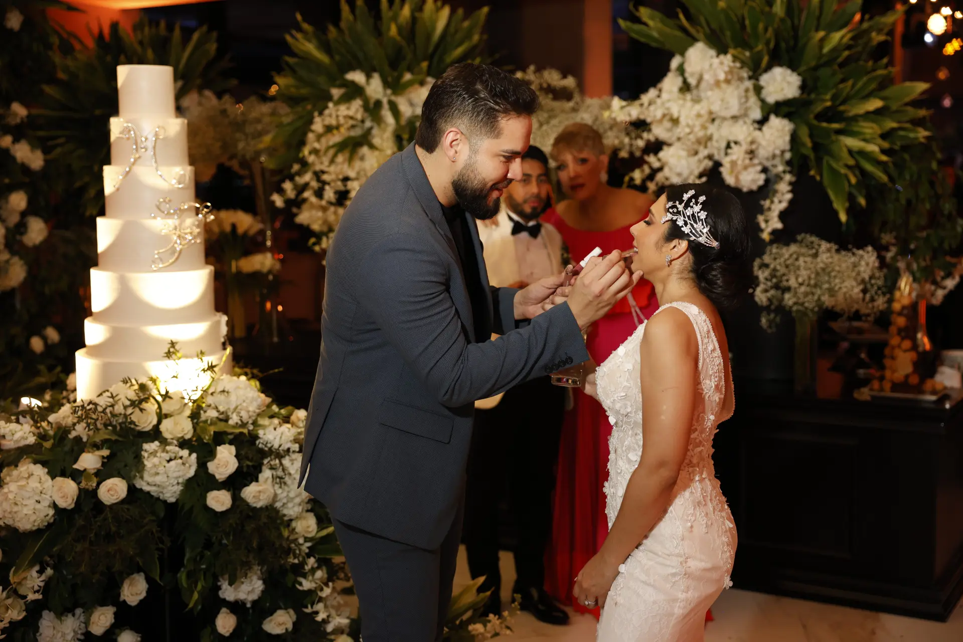 Elegante decoración de evento con detalles florales y ambiente sofisticado