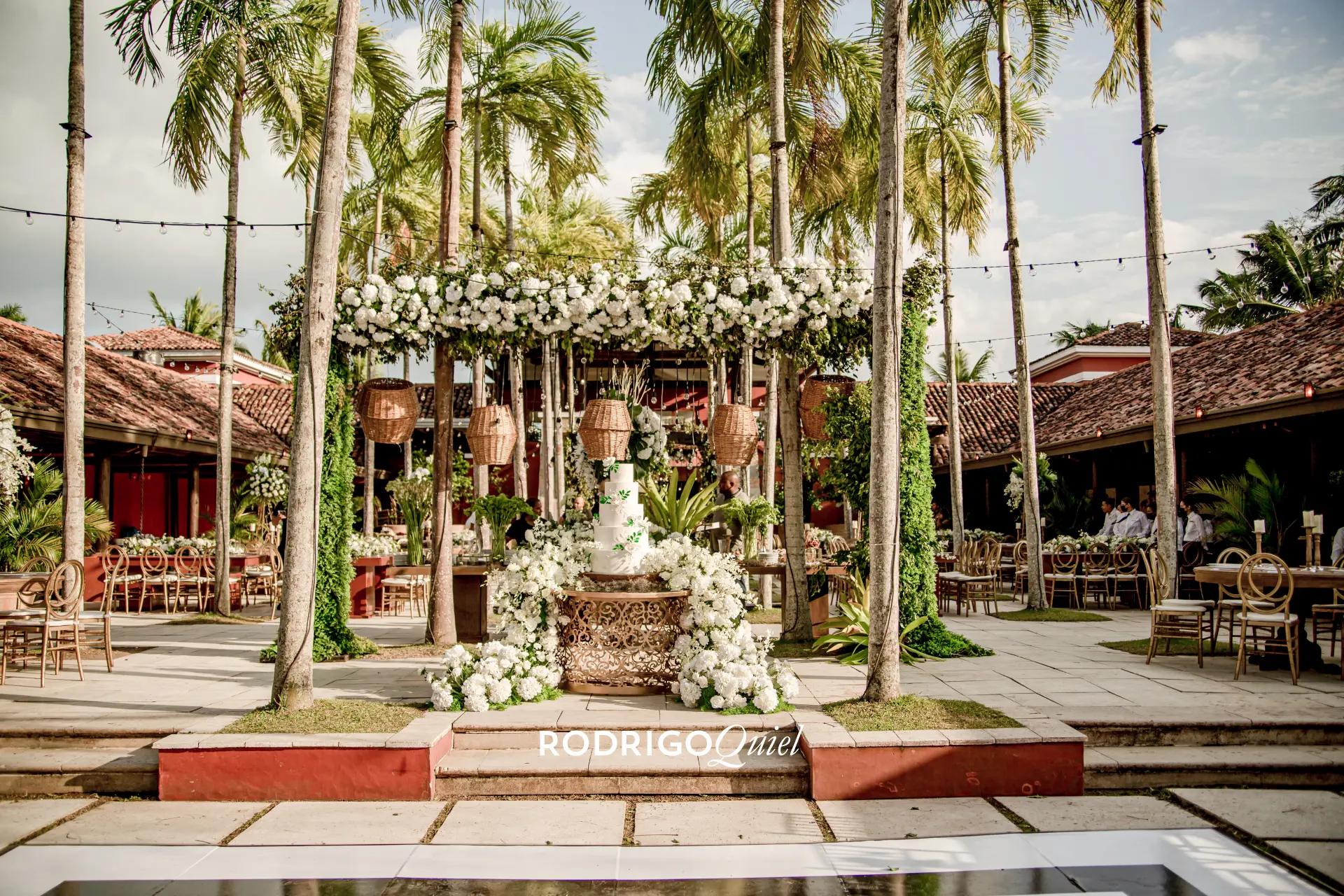 Detalles florales y pastel