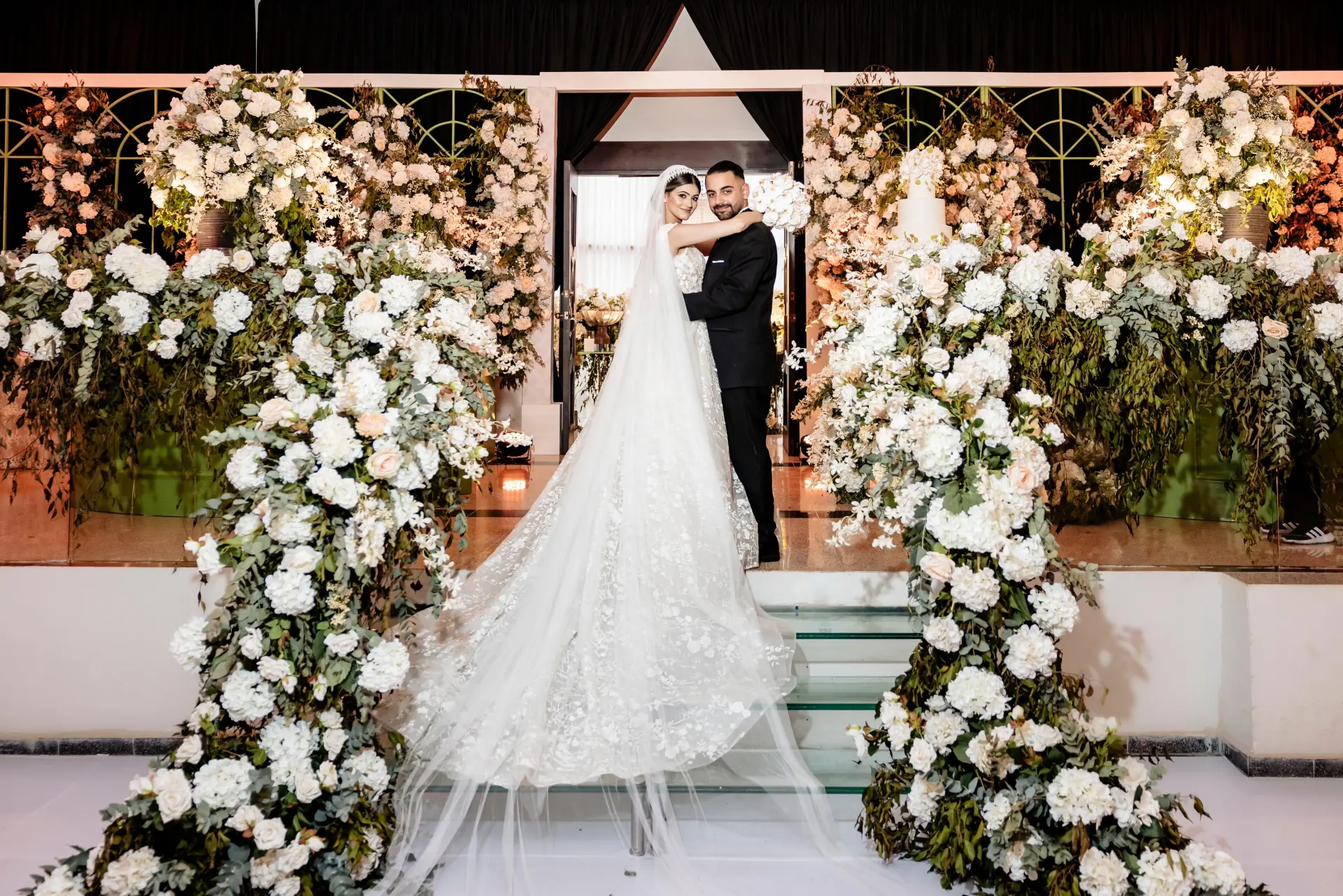 Detalles florales y novios felices